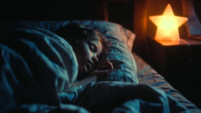 Enfant calme qui dort dans son lit