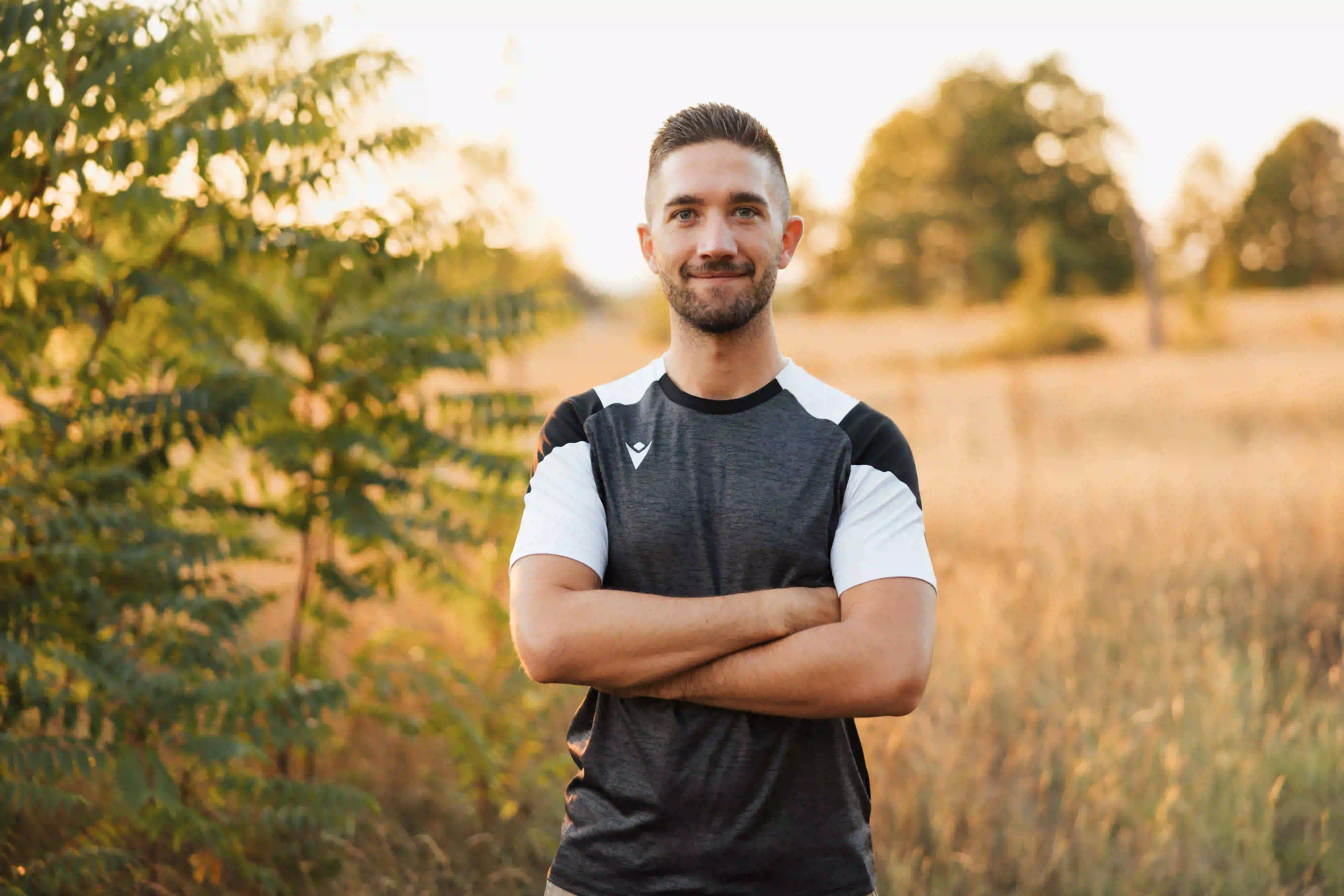 Jonathan Rouiller, coach sportif et préparateur physique à Sion (Valais), pose les bras croisés en tenue de sport.